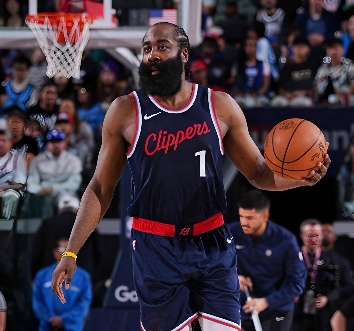 九游-哈登回归赛场，战术调整首场状态亮眼，日本队观众沸腾！的简单介绍